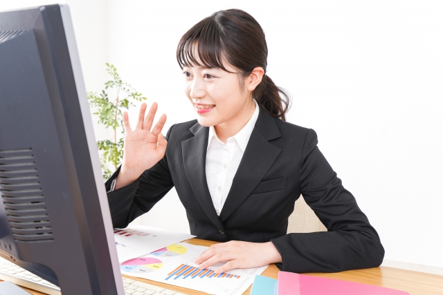 テレワークをする女性